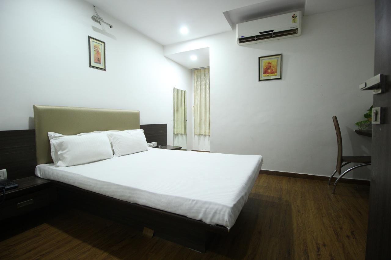 New Rajdhani Hotel Vadodara Exteriör bild