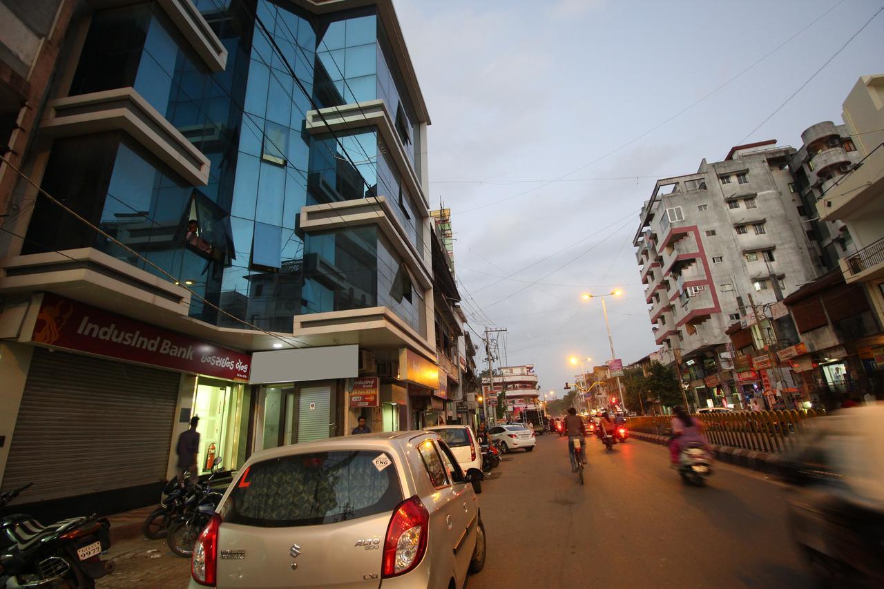 New Rajdhani Hotel Vadodara Exteriör bild
